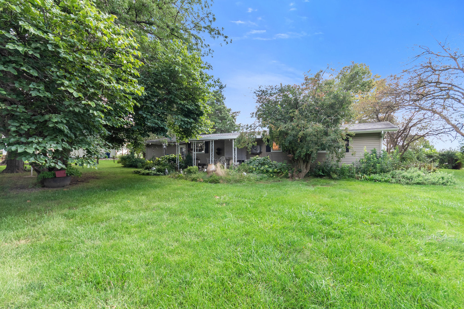 2S810 Bliss Road Batavia, IL 60510 - Photo 3 of 28 a front view of a house with a garden