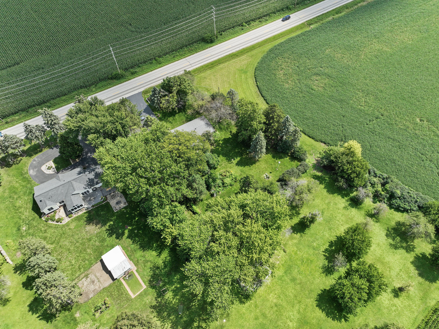 2S810 Bliss Road Batavia, IL 60510 - Photo 6 of 28 a view of a garden from a balcony