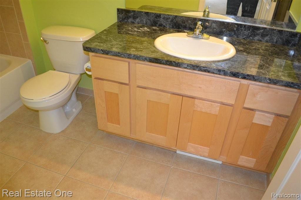 45586 Rathmore Drive, Unit 276 Macomb, MI 48044 - Photo 15 of 25 Master Bath