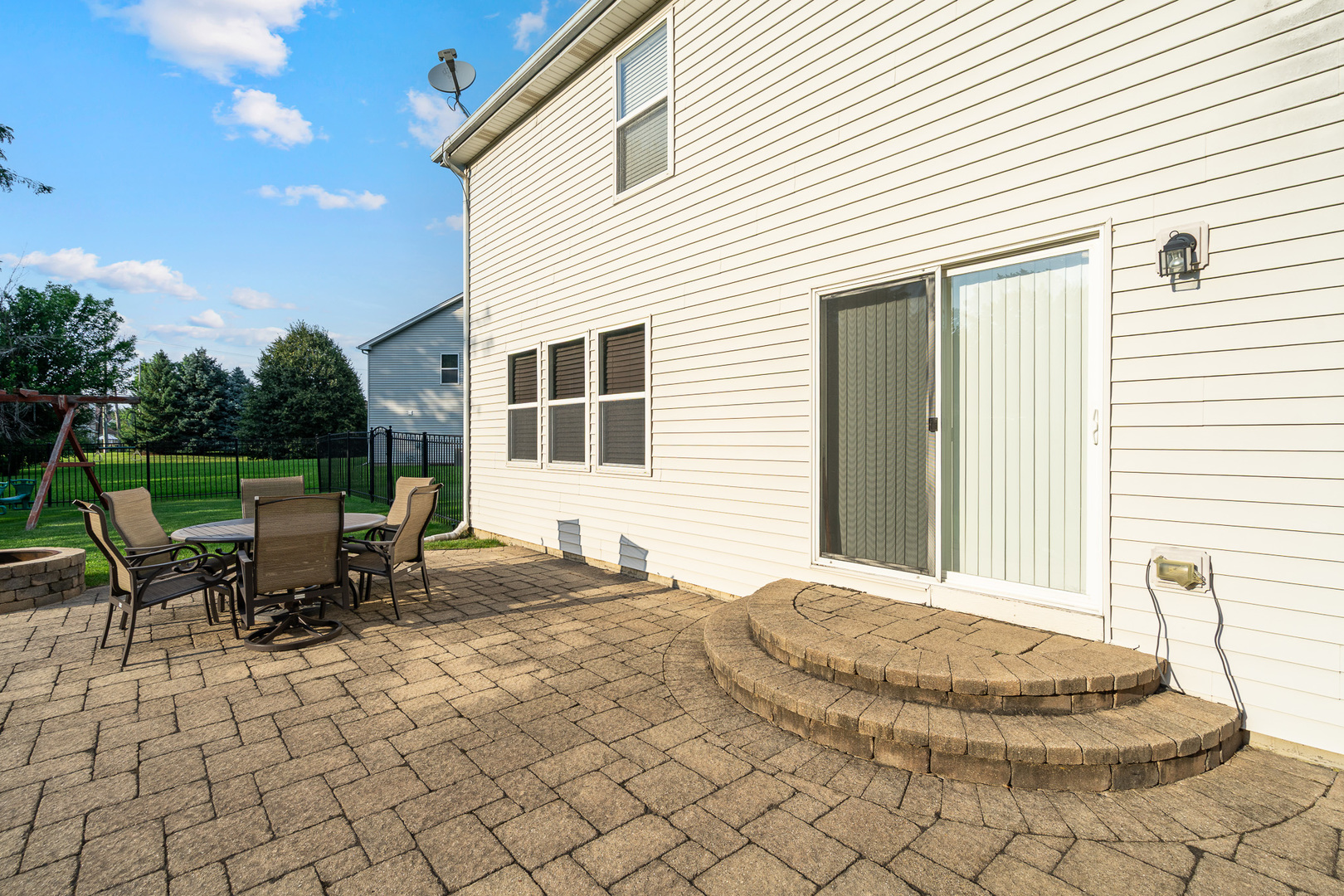 16320 Spring Creek Lane Plainfield, IL 60586 - Photo 33 of 40 a backyard of a house with a table and chairs