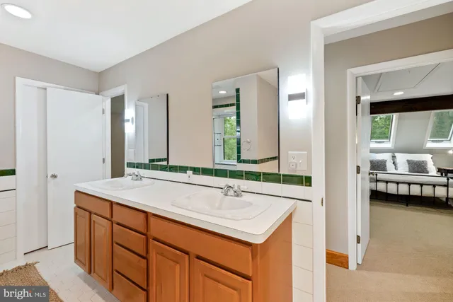 a en suite bathroom with a sink and a mirror