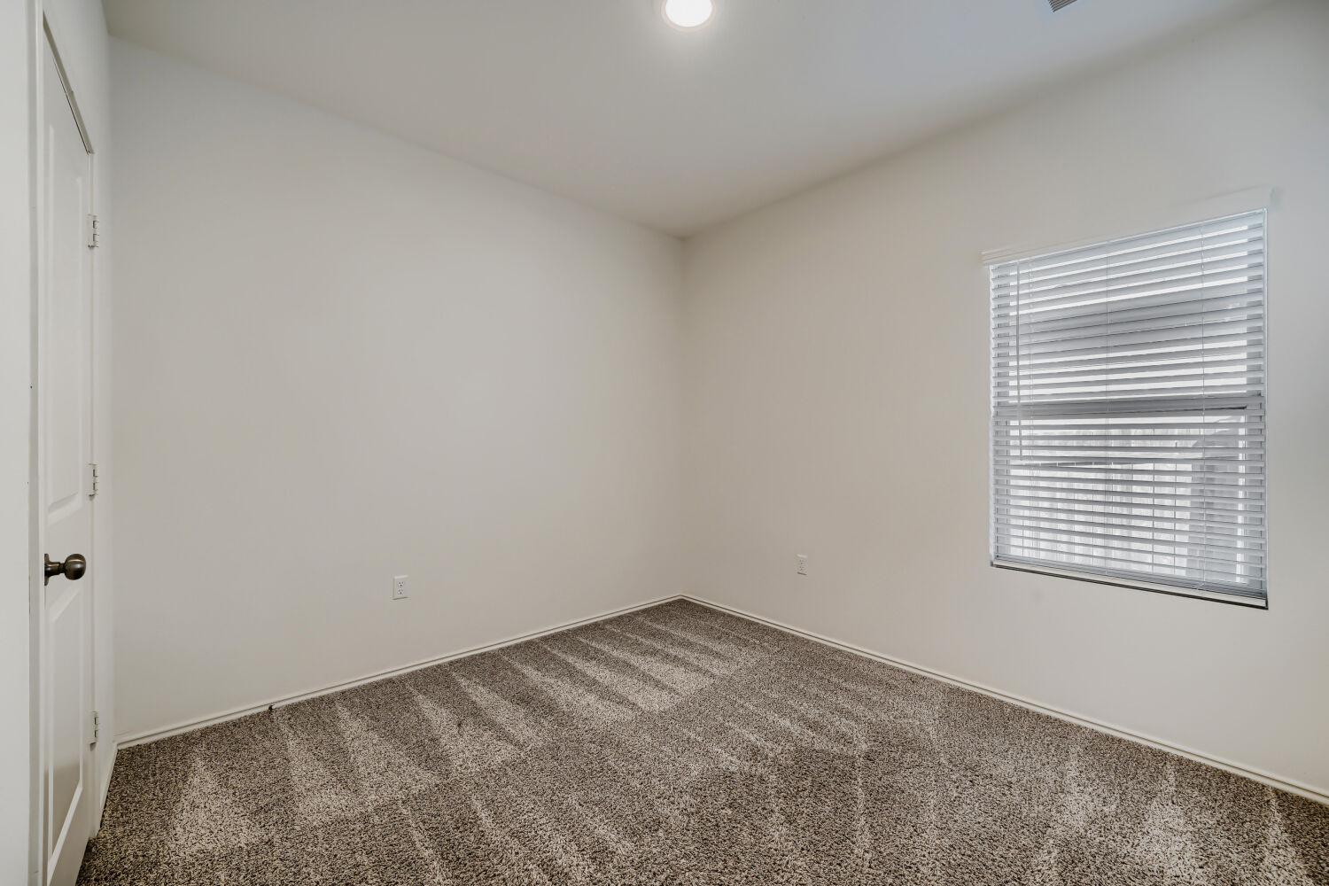 7001 Tonka Lane Austin, TX 78744 - Photo 21 of 30 an empty room with a window