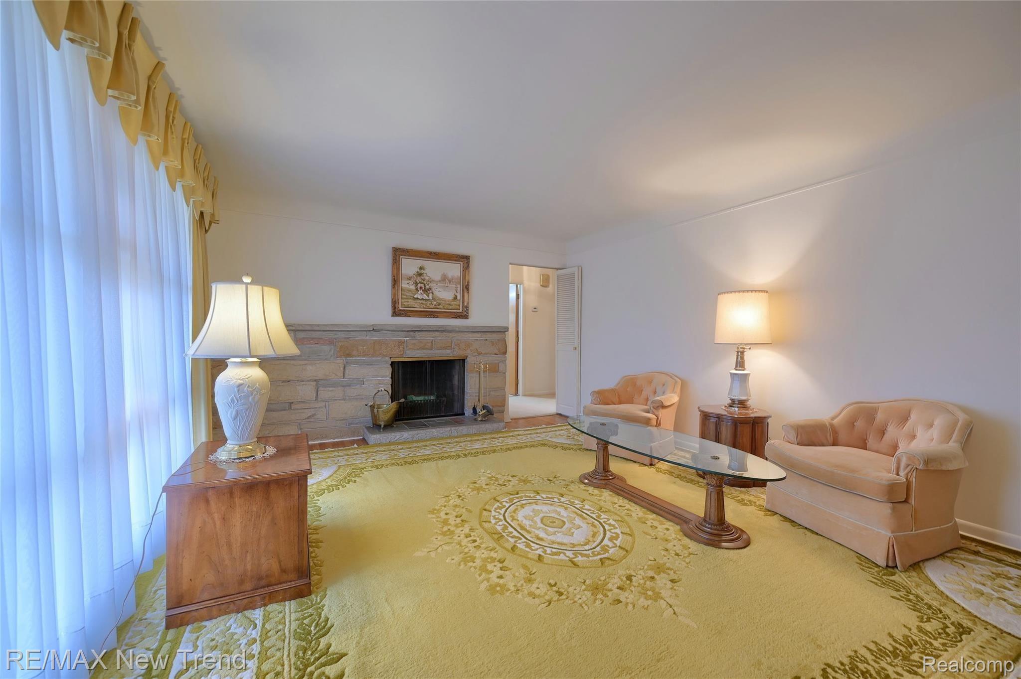 28153 Hawberry Road Farmington, MI 48331 - Photo 4 of 32 4-Living-Room.jpg