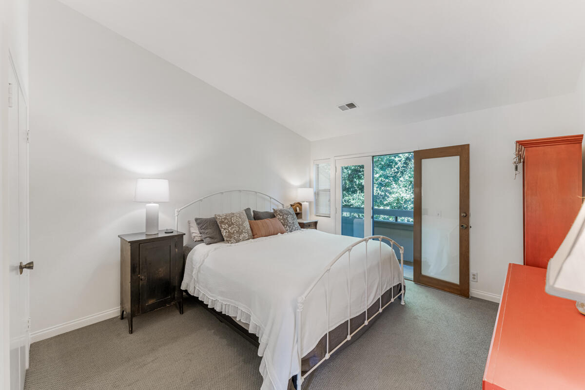 4039 Primavera Road, Unit 2 Santa Barbara, CA 93110 - Photo 16 of 24 #16Primary Suite