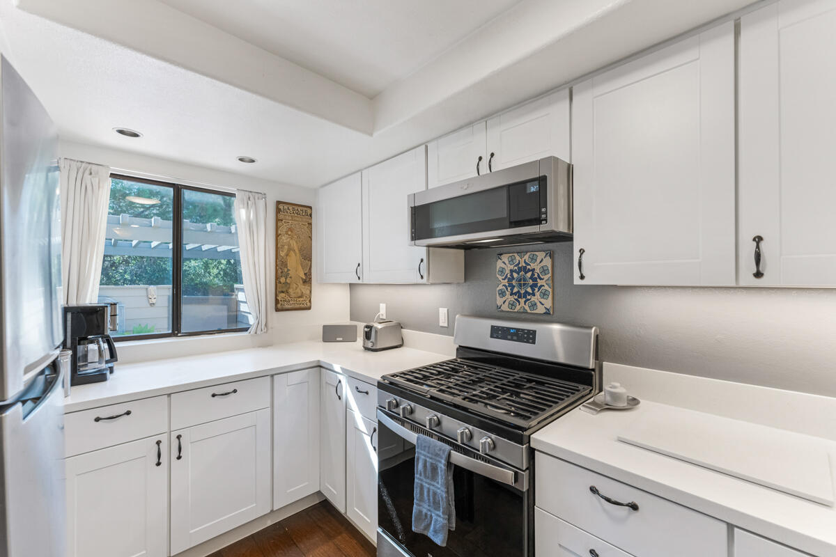 4039 Primavera Road, Unit 2 Santa Barbara, CA 93110 - Photo 9 of 24 #9Kitchen