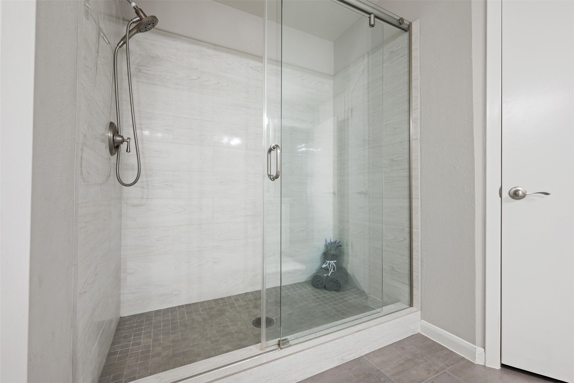 1600 Pin Oak Lane Round Rock, TX 78681 - Photo 27 of 40 Enclosed shower with clear glass sliding door