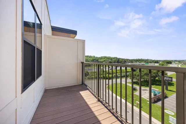 $289,500 | 1155 Ford Road, Unit 513, St. Louis Park, MN 55426