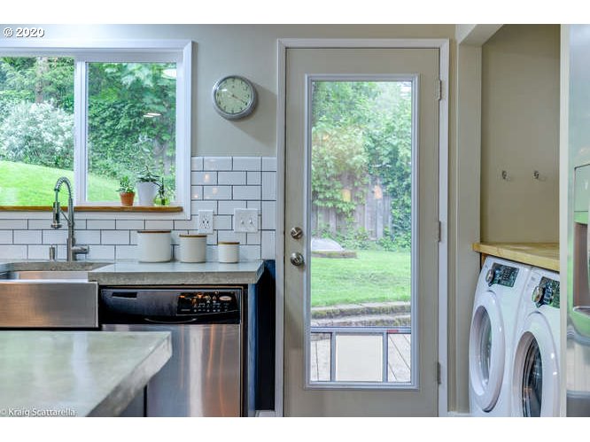 5332 Southwest Baird Street Portland, OR 97219 - Photo 12 of 32 Gallery Image 12