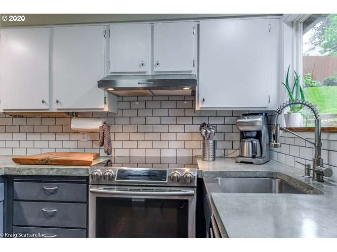 5332 Southwest Baird Street Portland, OR 97219 - Photo 9 of 32 Gallery Image 9