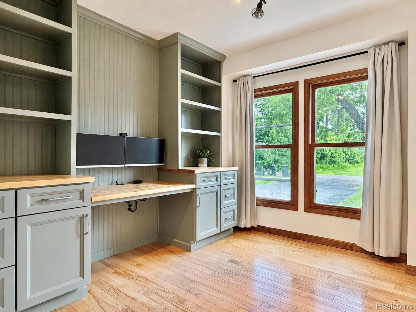 306 Michelson Road Rochester, MI 48307 - Photo 15 of 33 Office with built-in workspace