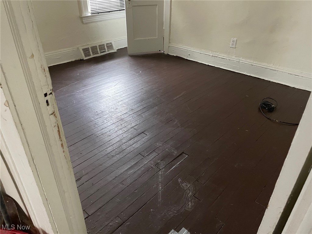 13428 Hartford Road Cleveland, OH 44112 - Photo 14 of 33 Down Unit bedroom 1