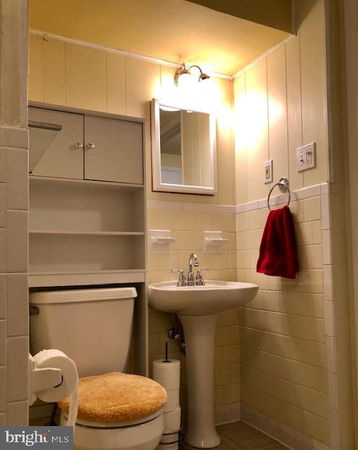 7718 Bellington Court Springfield, VA 22151 - Photo 11 of 33 Full Bath (main level)