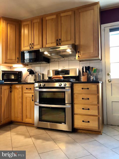 7718 Bellington Court Springfield, VA 22151 - Photo 20 of 33 Kitchen (upper level)