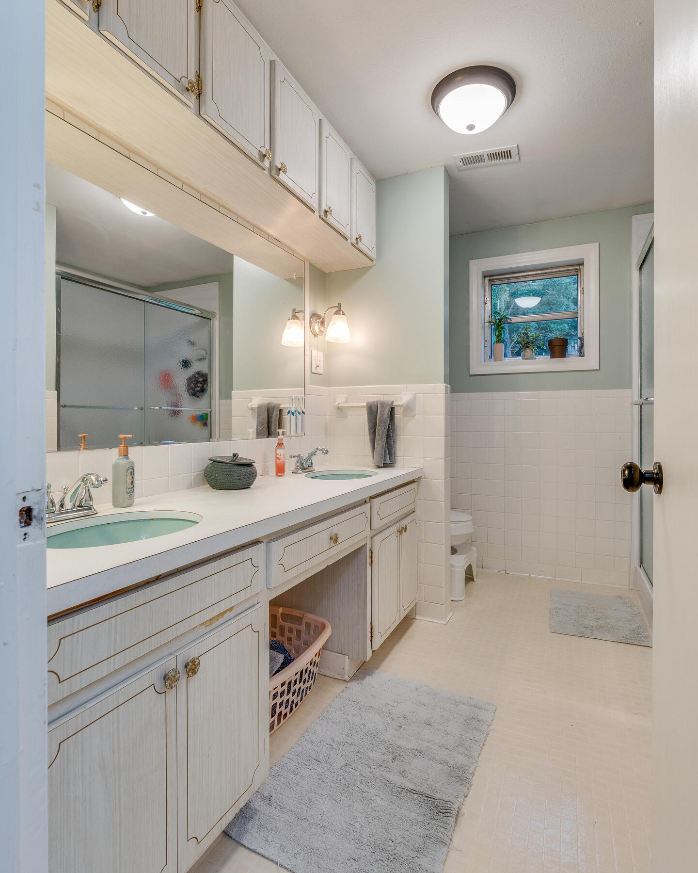 264 Buttermilk Road Gray, TN 37615 - Photo 19 of 34 Main Floor Bathroom