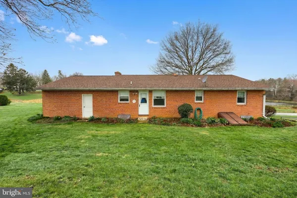 a view of a yard with a house