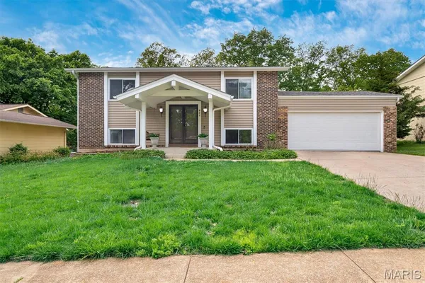 $325,000 | 903 Parma Drive, Ballwin, MO 63021