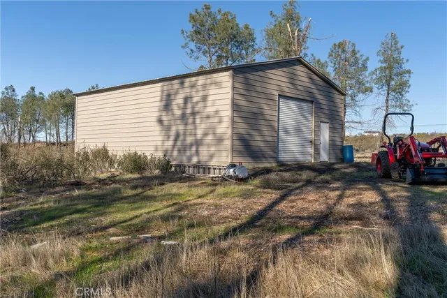 a view of a house with backyard and trees
