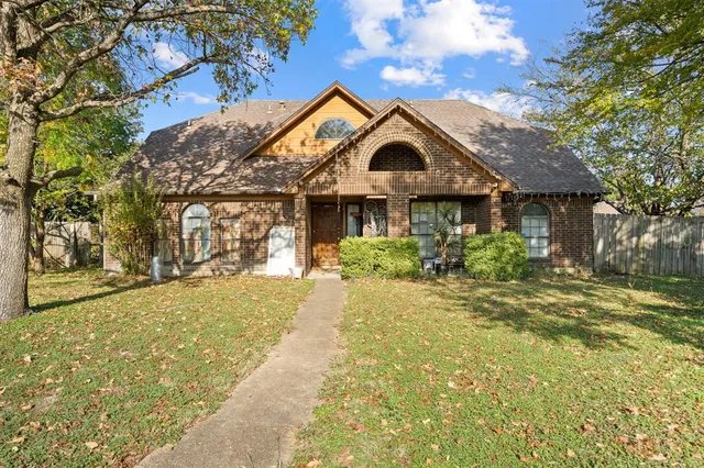 $219,990 | 822 Aspen Lane, DeSoto, TX 75115
