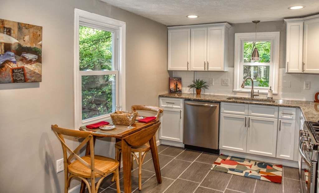 179 Corona Street Springfield, MA 01104 - Photo 6 of 29