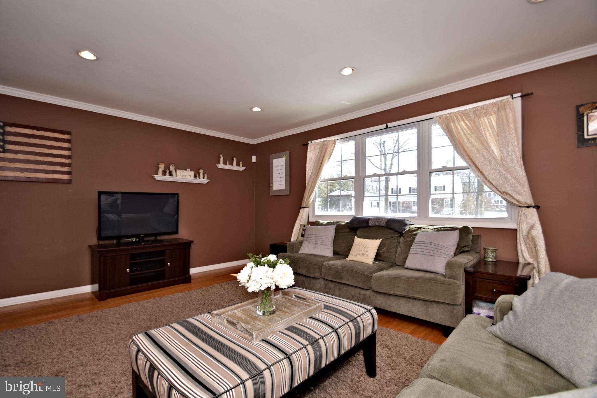 1652 Pembrook Road Ambler, PA 19002 - Photo 3 of 29 Living Room