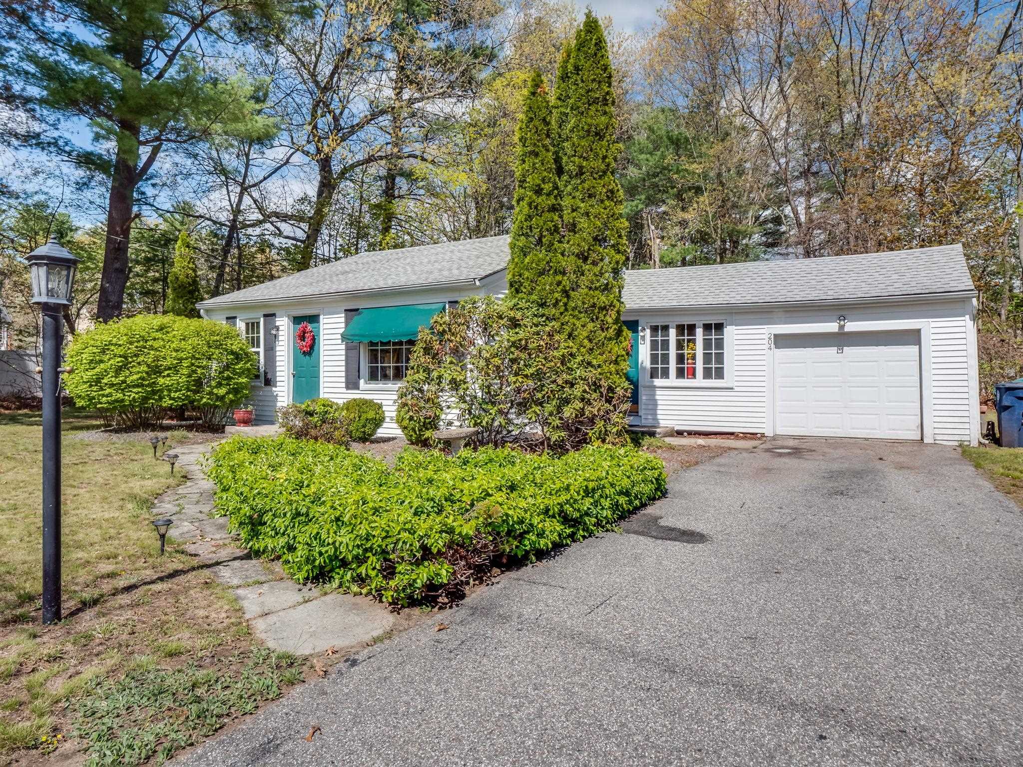 204 East Dunstable Road Nashua, NH 03062 - Photo 3 of 32