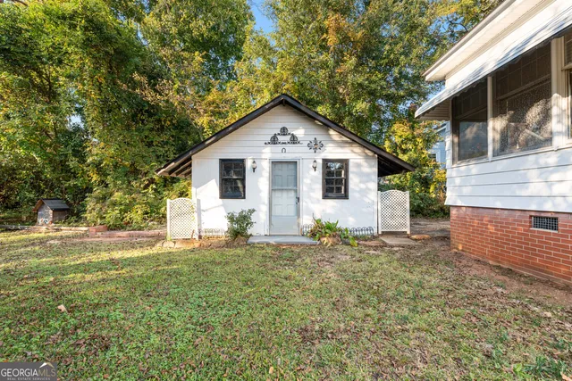 a view of a house with backyard