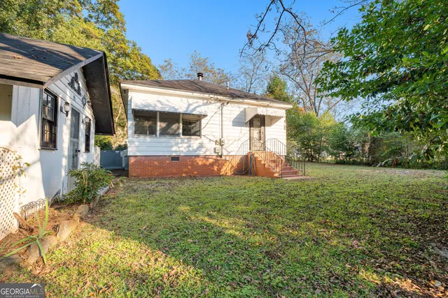 a view of a house with a yard
