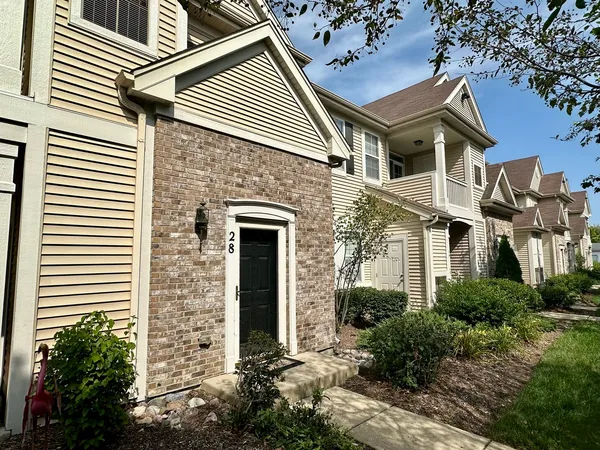 $1,950 | 2245 Aurora Drive, Unit 28, Pingree Grove, IL 60140