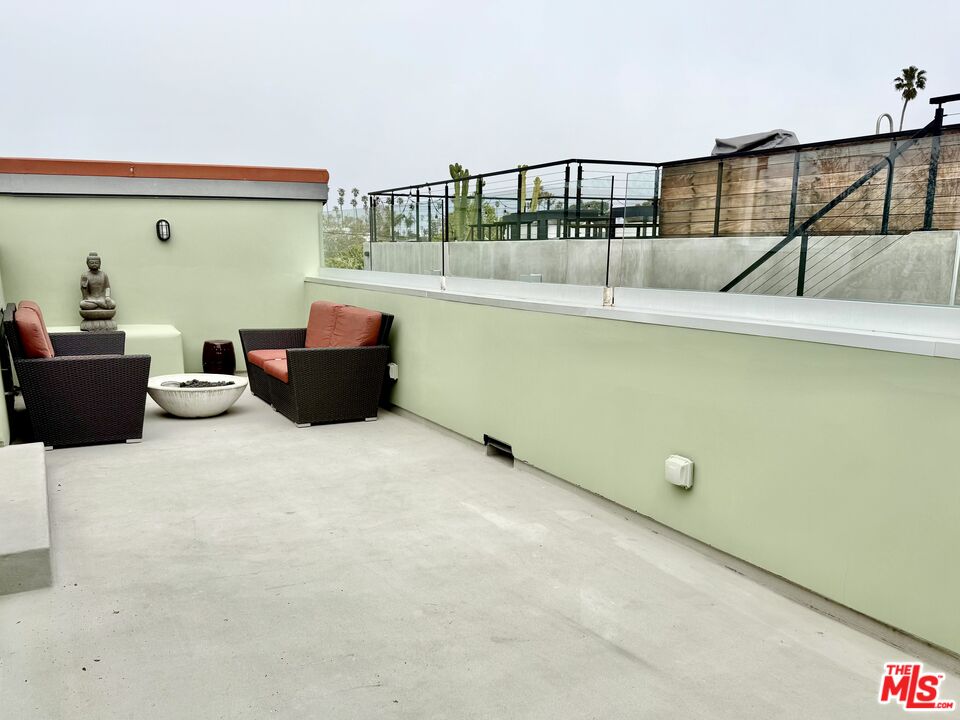 2325 Abbot Kinney Boulevard Venice, CA 90291 - Photo 31 of 32 a living room with furniture