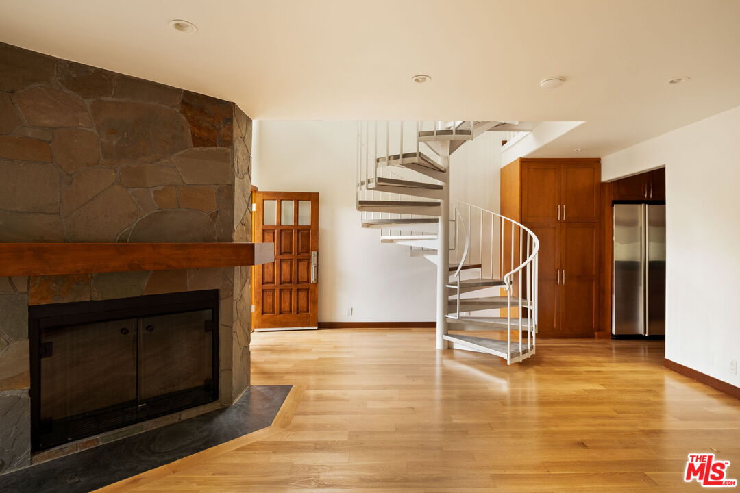 2325 Abbot Kinney Boulevard Venice, CA 90291 - Photo 4 of 32 a view of a livingroom with a fireplace