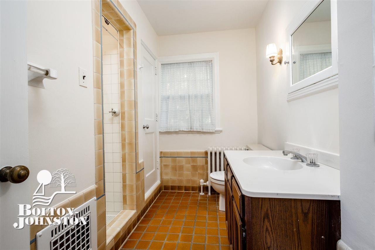 94 Touraine Road Grosse Pointe, MI 48236 - Photo 35 of 95 Bath for First Floor Bedr