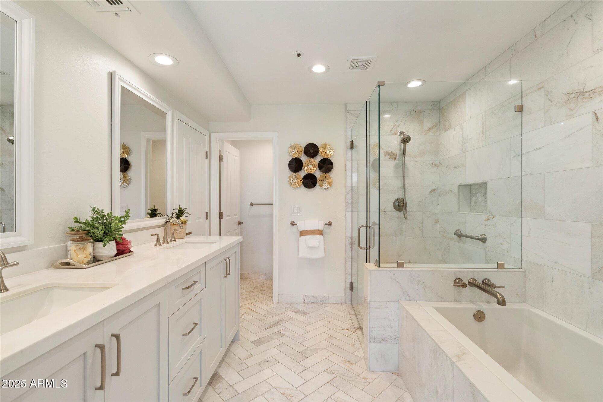 7955 East Chaparral Road, Unit 17 Scottsdale, AZ 85250 - Photo 22 of 57 Primary En-Suite Quartz Tiled Bath