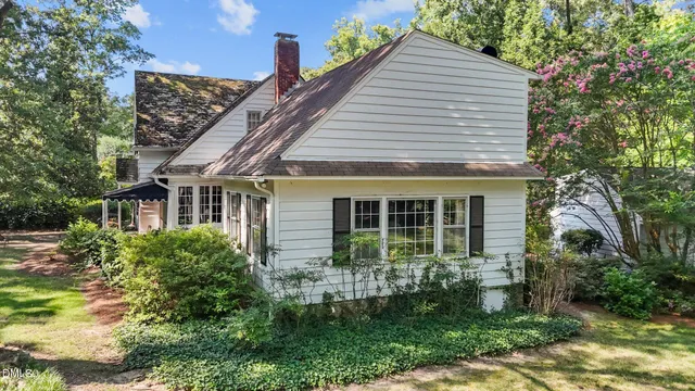 a view of a yard with a tree