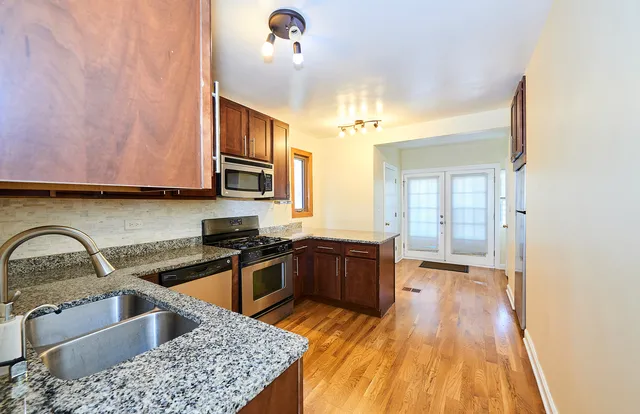 $3,000 | 3222 West Warner Avenue, Unit 1, Chicago, IL 60618