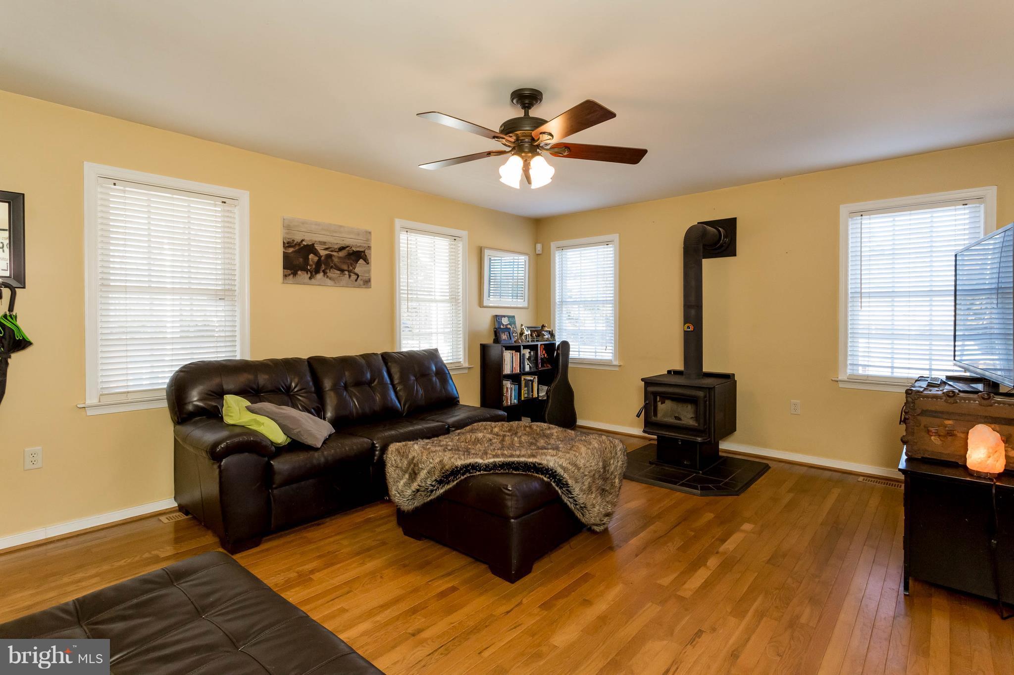 14229 Tower Road Unionville, VA 22567 - Photo 6 of 30 Living Room