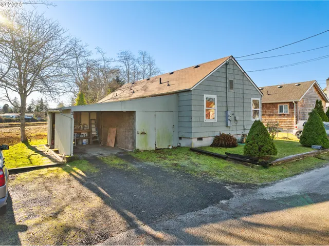 a view of a house with backyard