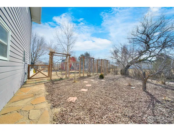 a view of a yard with a house