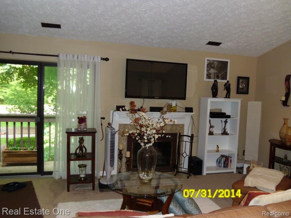 24273 Evergreen Road, Unit 16 Southfield, MI 48075 - Photo 12 of 16 LivingRM1.jpg