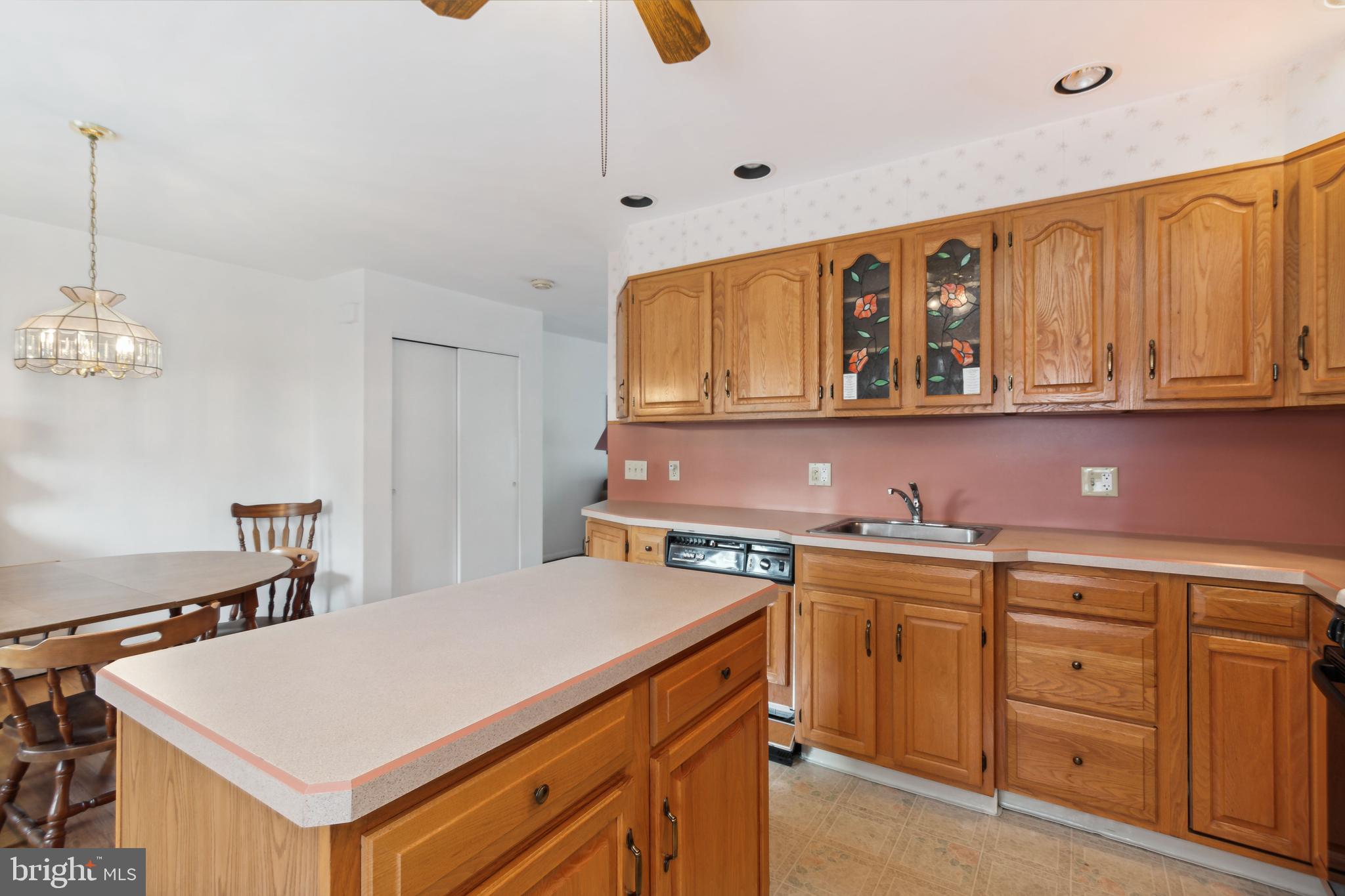 12435 Sweet Briar Road Philadelphia, PA 19154 - Photo 12 of 39 Eat in Kitchen