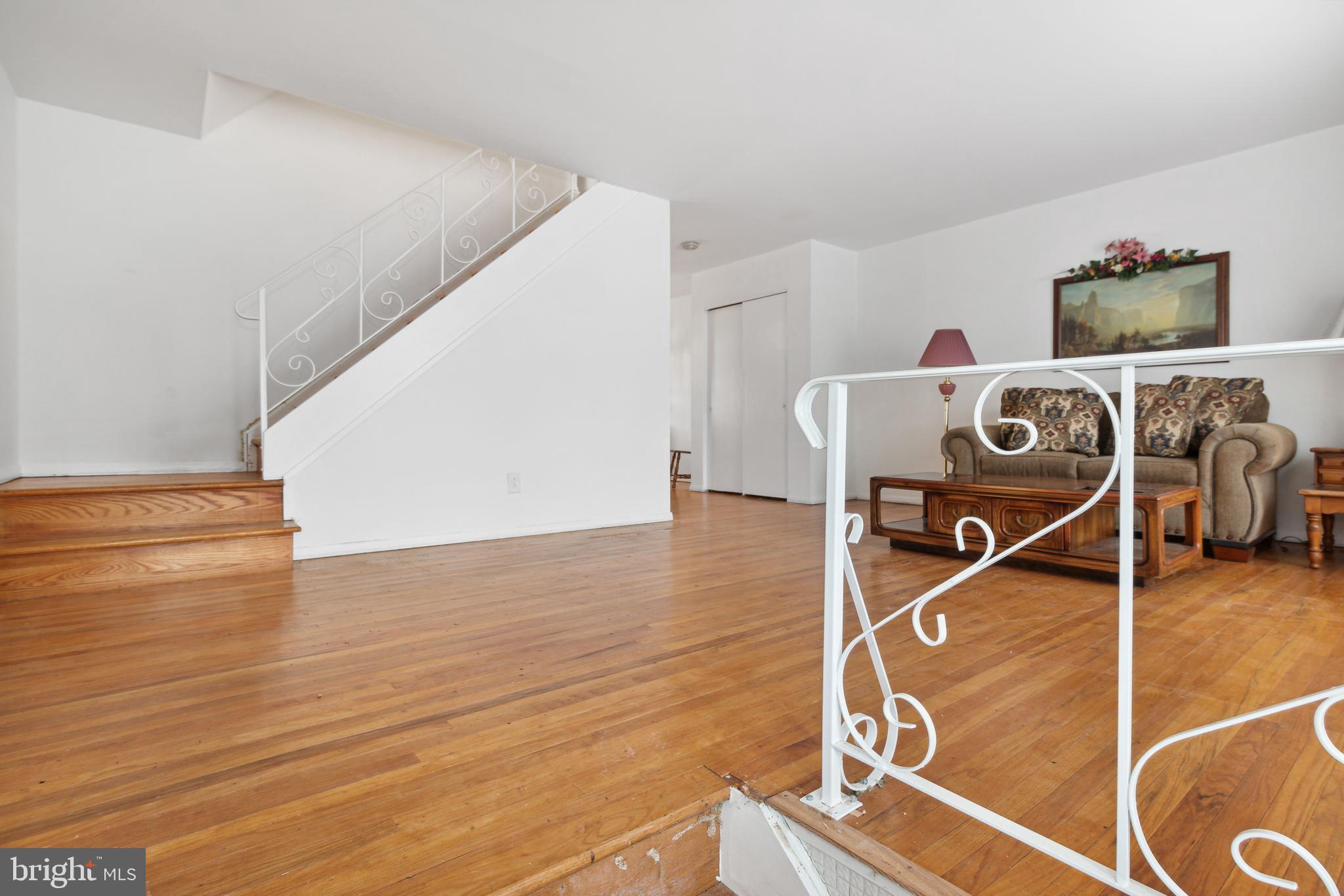 12435 Sweet Briar Road Philadelphia, PA 19154 - Photo 3 of 39 Entrance into Living Room