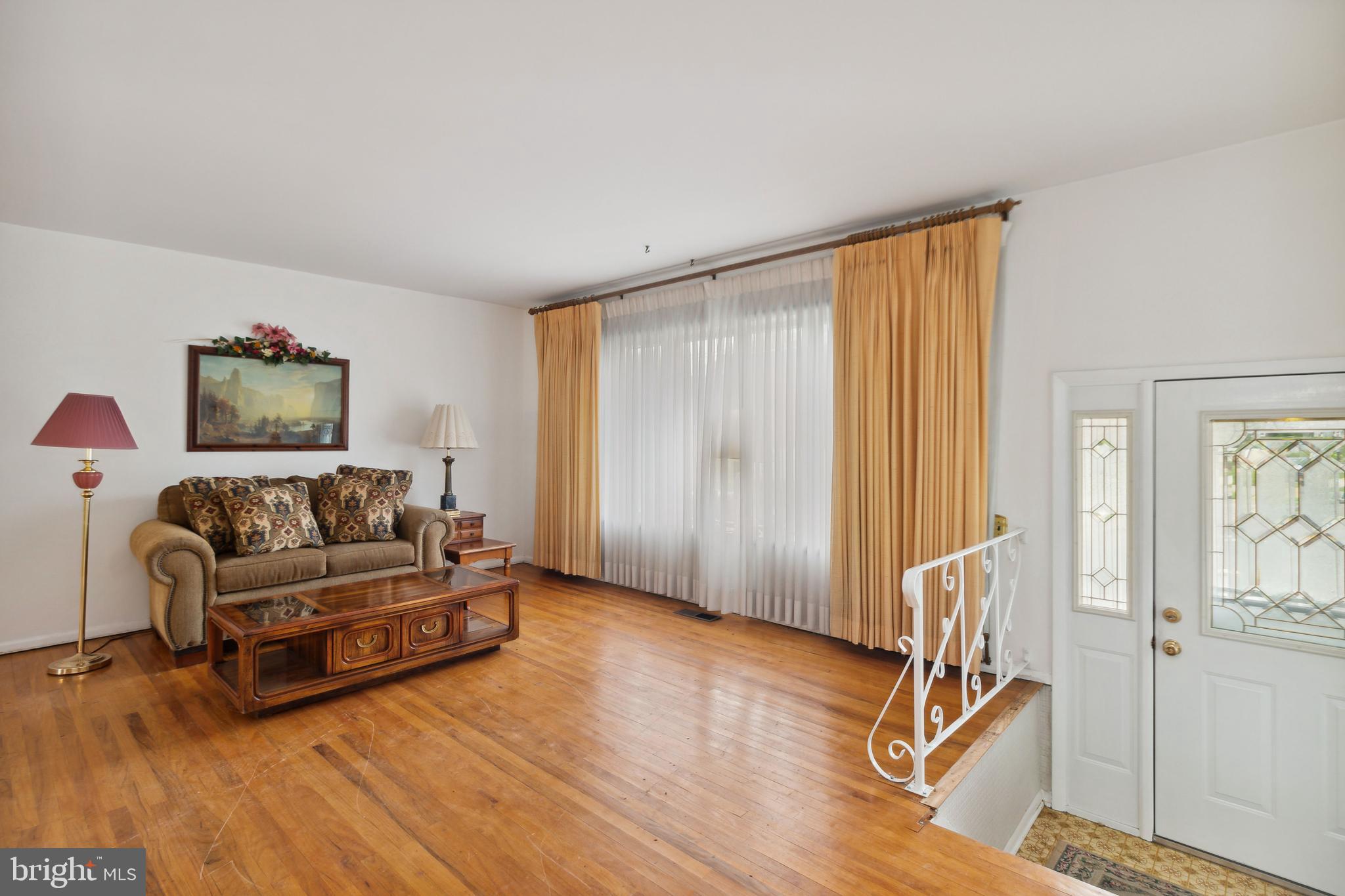 12435 Sweet Briar Road Philadelphia, PA 19154 - Photo 5 of 39 Living Room