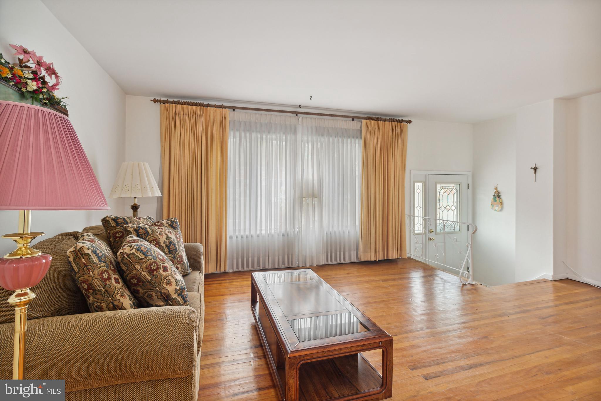 12435 Sweet Briar Road Philadelphia, PA 19154 - Photo 6 of 39 Living Room