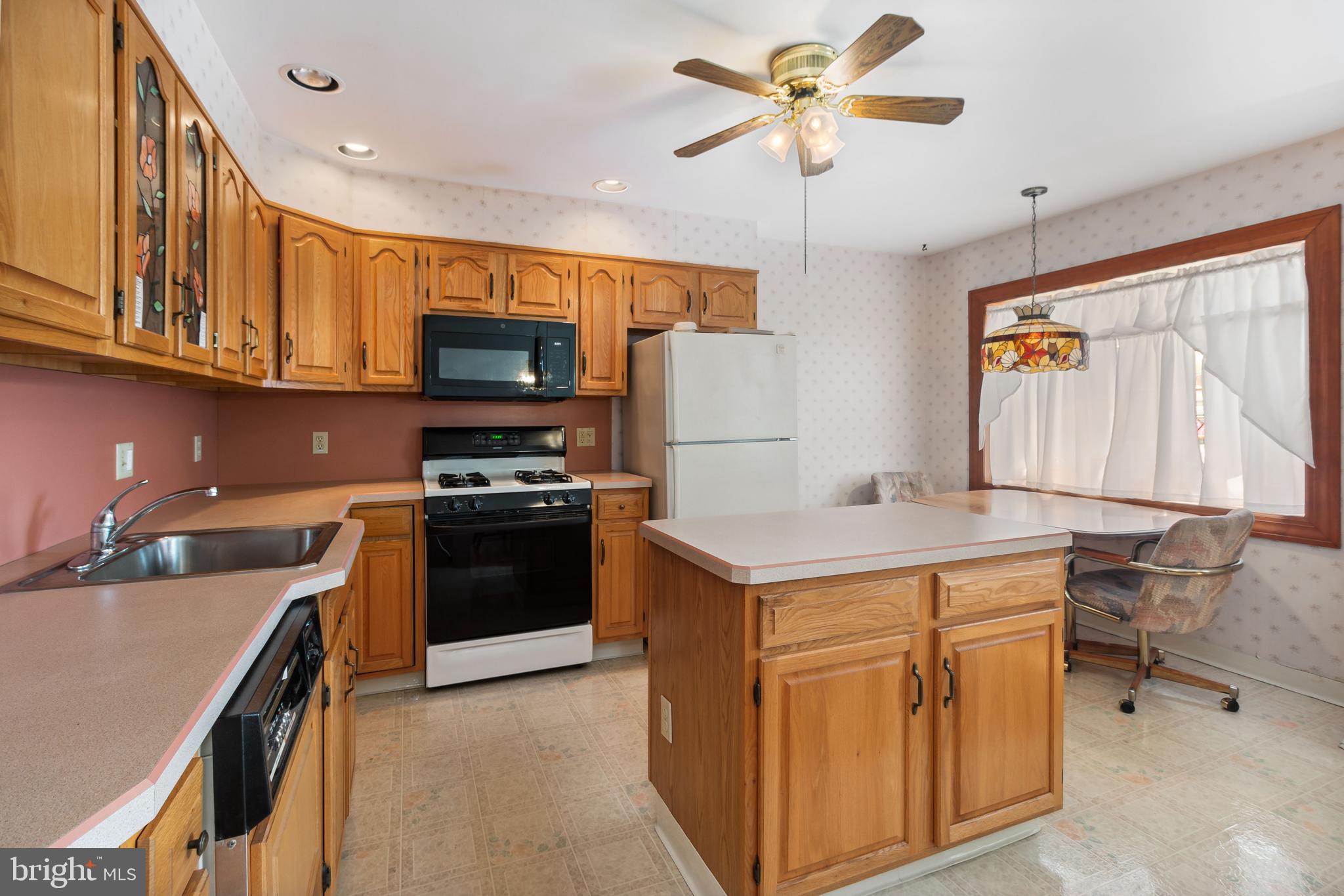 12435 Sweet Briar Road Philadelphia, PA 19154 - Photo 9 of 39 Large open Kitchen