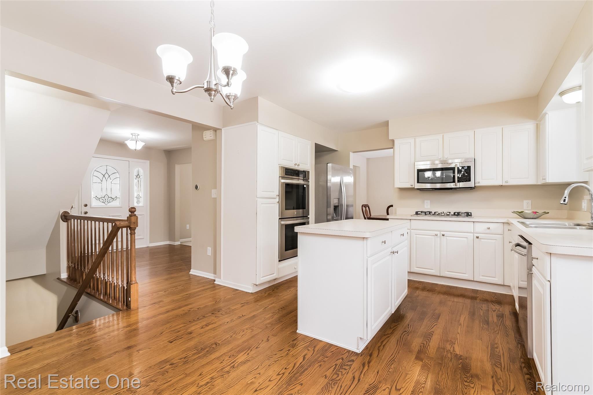6664 Raintree Drive Canton, MI 48187 - Photo 11 of 43 015-photo-breakfast-nook-8820929.jpg