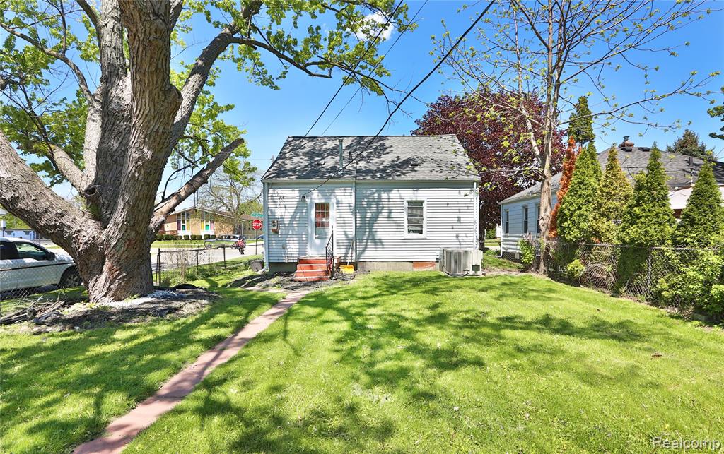 17204 Stephens Eastpointe, MI 48021 - Photo 2 of 11