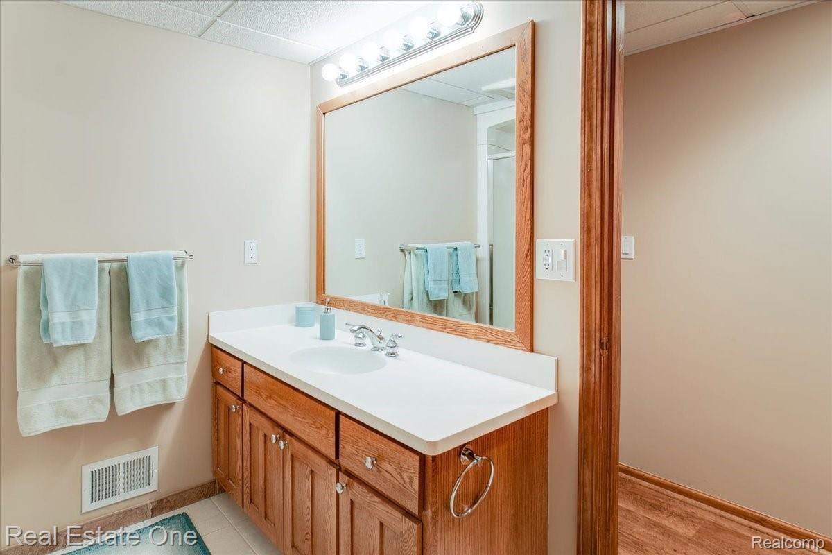 451 Lake Forest Road Rochester, MI 48309 - Photo 70 of 97 Full bathroom