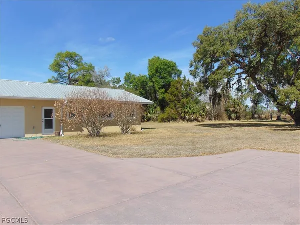 $3,400 | 1092 Riverbend Drive, LaBelle, FL 33935