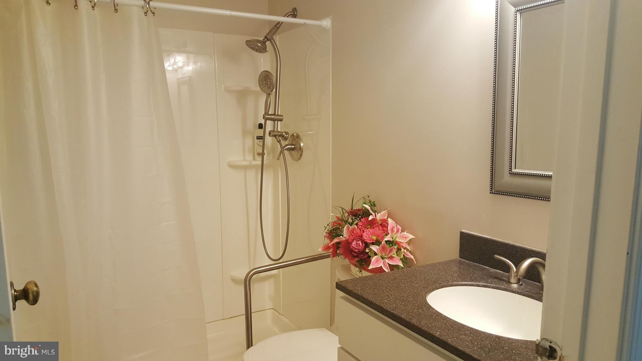 218 Compass Road Baltimore, MD 21221 - Photo 5 of 19 Bath
