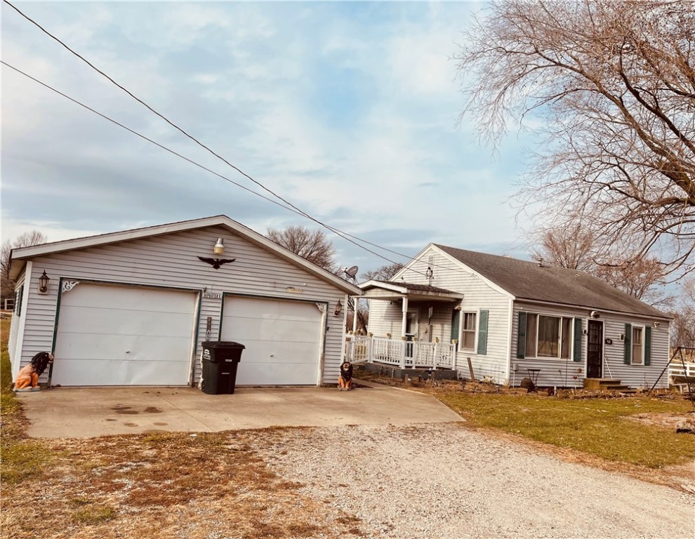 911 Ash Street Edgewood, IL 62426 - Photo 2 of 18