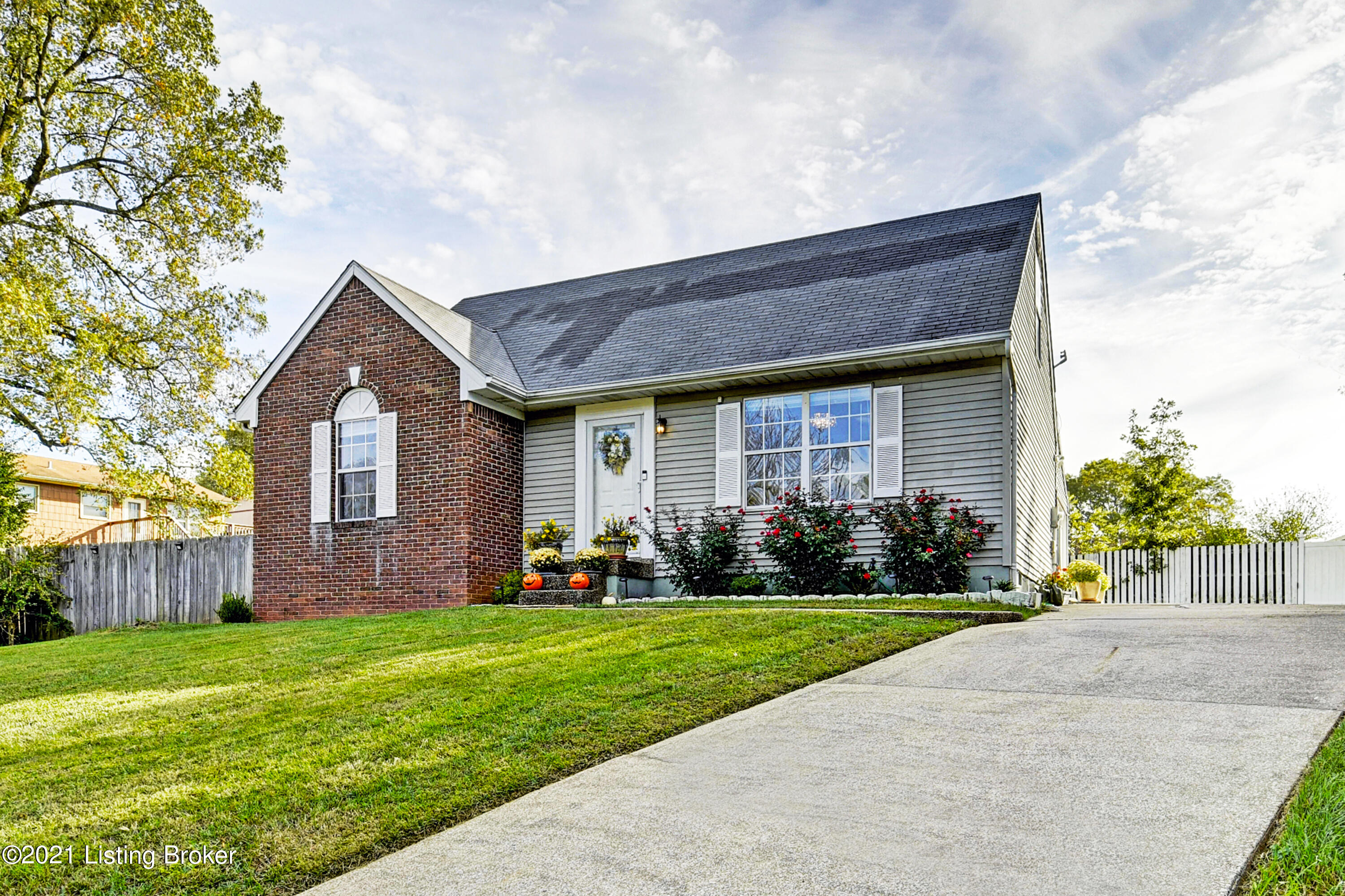 5603 Random Way Louisville, KY 40291 - Photo 2 of 28 Front of home